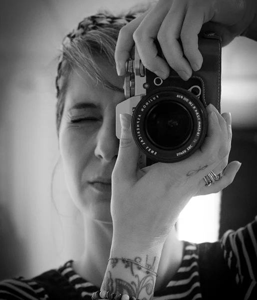 Une photographe professionnelle dans son studio photo à Saint-Martin-d’Auxigny dans le Cher (18)