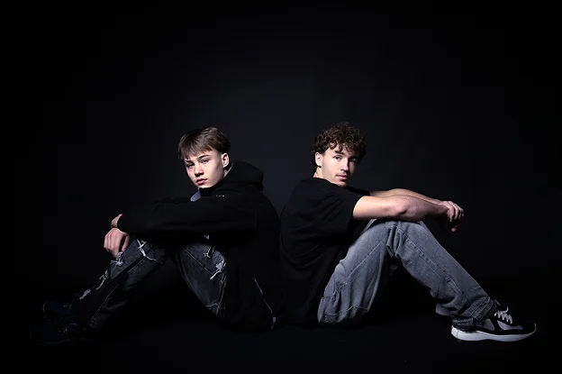 Photo portrait de deux garçons dans le studio photo à Saint-Martin-d’Auxigny dans le Cher 18